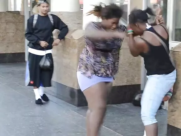 Clash ya ba bbws na ba mulattoes ya xxx na ba capuchons.