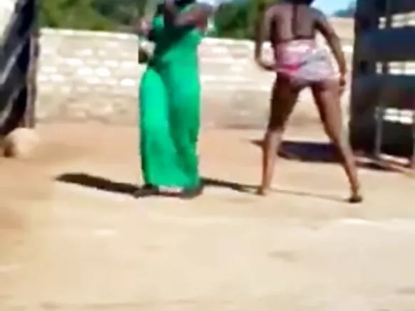 Ba filles africaines babinaka, ba flashing ba punda na bango kitoko ya noir.