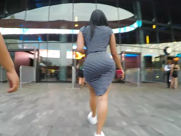 Libolo ya munene ya voyeur na robe ya noir serré.