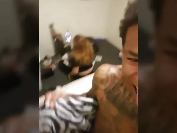 Sexe interracial pendant que moninga na ye ya amateur gras ébène nue azali kotala.
