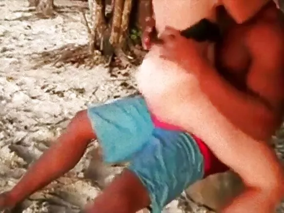 Smartphone ya sika interracial capture parfaitement esengo anal ya ébène jamaicain na mabele minene.