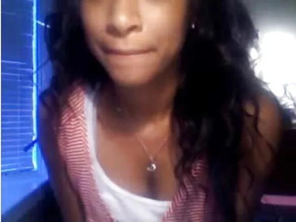 Kitoko ya moindo adolescent ébène fille apesi double blowjob na webcam tango azali kosakana na ngai.