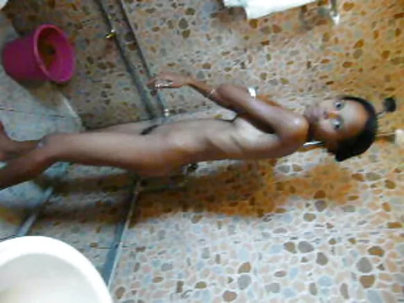 Slim noir shaved pussy azali kotala video porno ya bilenge ya Afrika liboso.