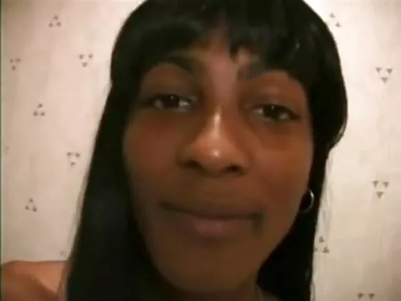 Adolescente ya suki kitoko bolumbu na libolo ya moindo asibi na toilette.
