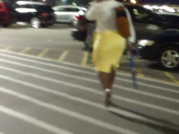 Hanches ya large, jupe ya milf jaune serré. Video gay amateur ya moindo.