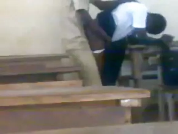 Ba jeunes africains na classe ba sexe na libolo noir, ba étudiants ba sibaka style ya mbwa.